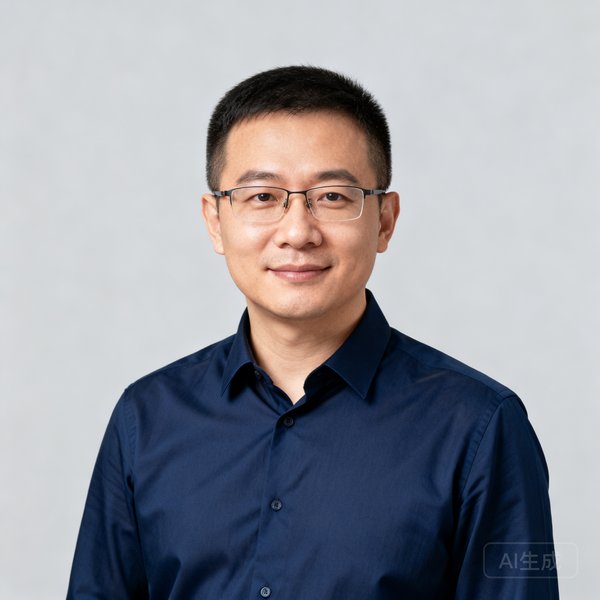 陈启明，联合创始人，短发戴眼镜，身穿深蓝衬衫